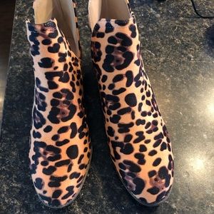 Women’s cut out Chelsea ankle boots-leopard